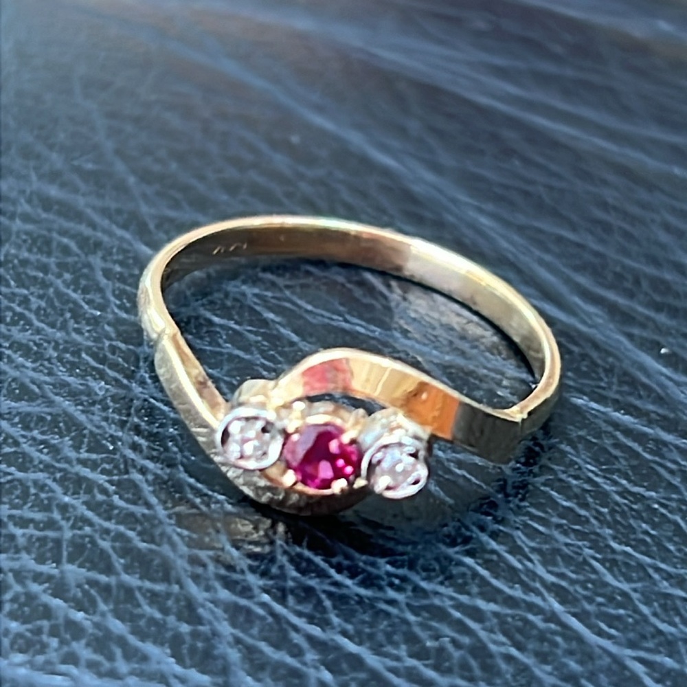 Vintage 14k Ruby diamond ring three gems